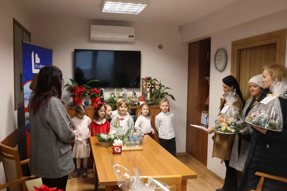Dzieci z Zespołu Szkół nr 4 z radosną kolędą u Burmistrz Miasta - zdjęcie 3
