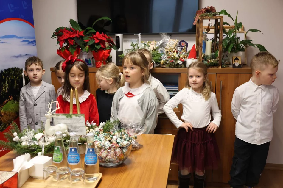 Dzieci z Zespołu Szkół nr 4 z radosną kolędą u Burmistrz Miasta - zdjęcie 6