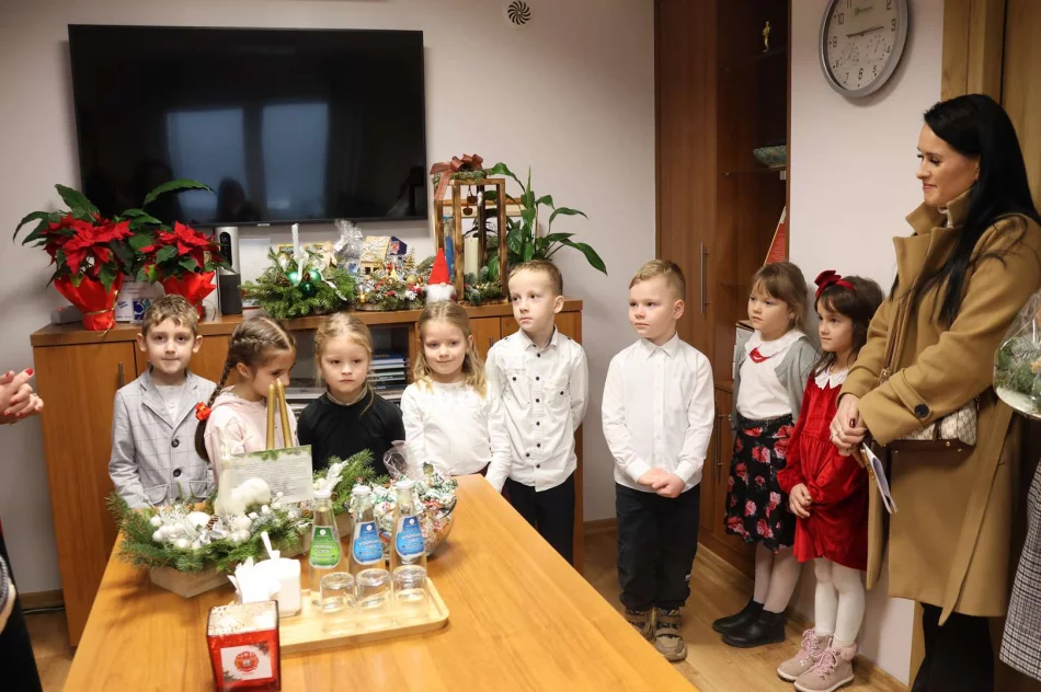 Dzieci z Zespołu Szkół nr 4 z radosną kolędą u Burmistrz Miasta - zdjęcie 9