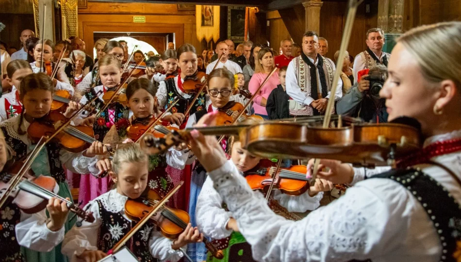 Regionalna oprawa Eucharystii z kolędowaniem przy żłóbku - zdjęcie 1