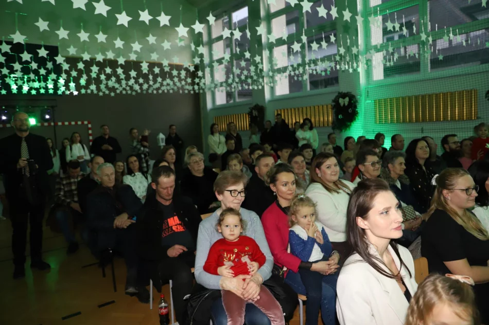 Cud Bożego Narodzenia - Jasełka w Szkole Podstawowej w Pisarzowej - zdjęcie 12