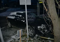 Złodzieje ukradli Audi i rozbili je po kilkuset metrach. Szuka ich policja - zdjęcie główne