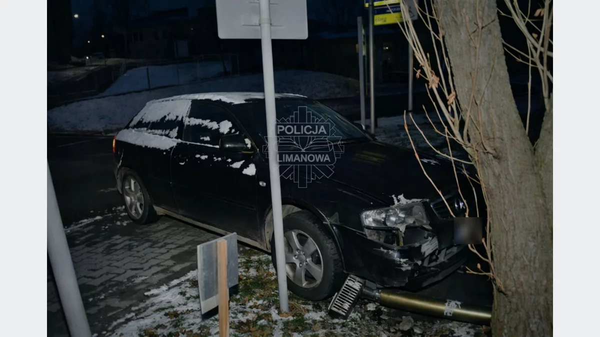Złodzieje ukradli Audi i rozbili je po kilkuset metrach. Szuka ich policja