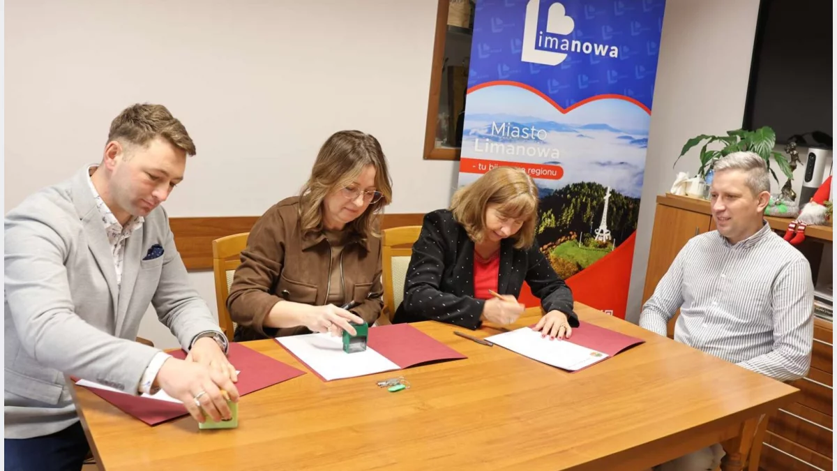 Podpisanie umowy z wykonawcą/fot.: UM Limanowa