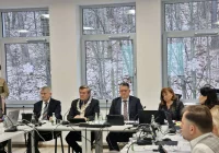 W1A wraca na salę obrad - zdjęcie główne