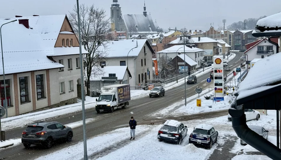 GDDKiA apeluje o ostrożną jazdę; błoto pośniegowe na drogach - zdjęcie 1