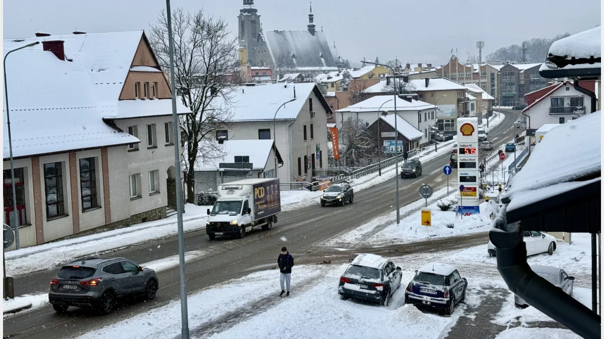 GDDKiA apeluje o ostrożną jazdę; błoto pośniegowe na drogach