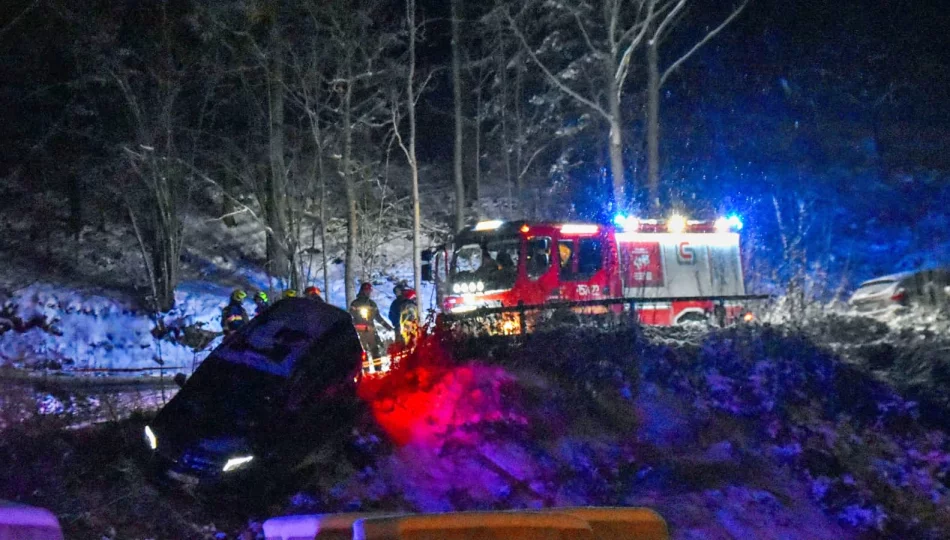 Auto zawisło na skarpie - zdjęcie 1