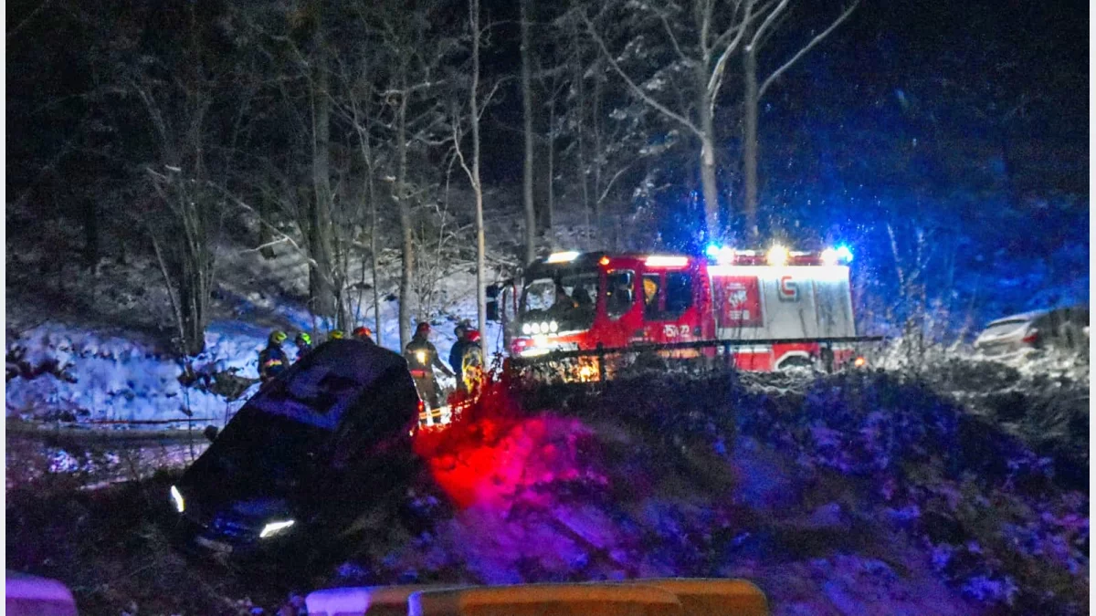 Samochód zawisł na skarpie przy ul. Zakopiańskiej w Mszanie Dolnej. Zdjęcia otrzymaliśmy od Czytelnika - dziękujemy!
