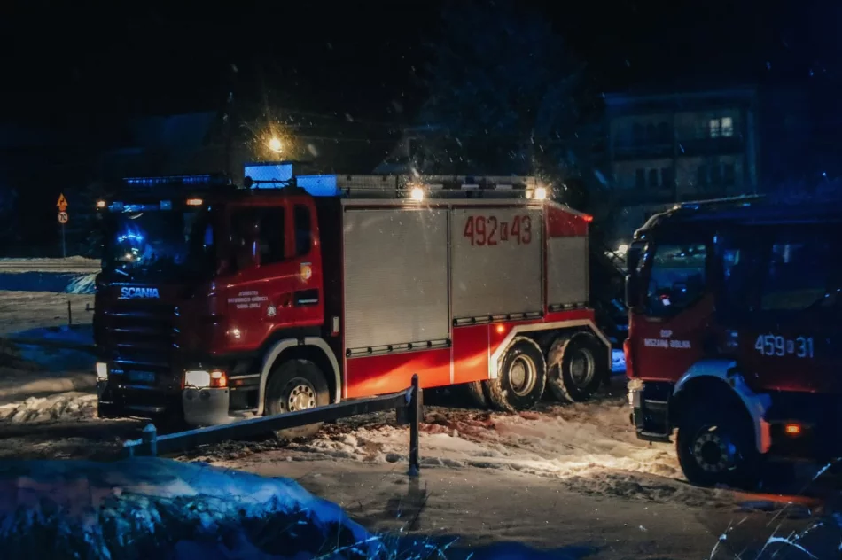 Auto zawisło na skarpie - zdjęcie 2