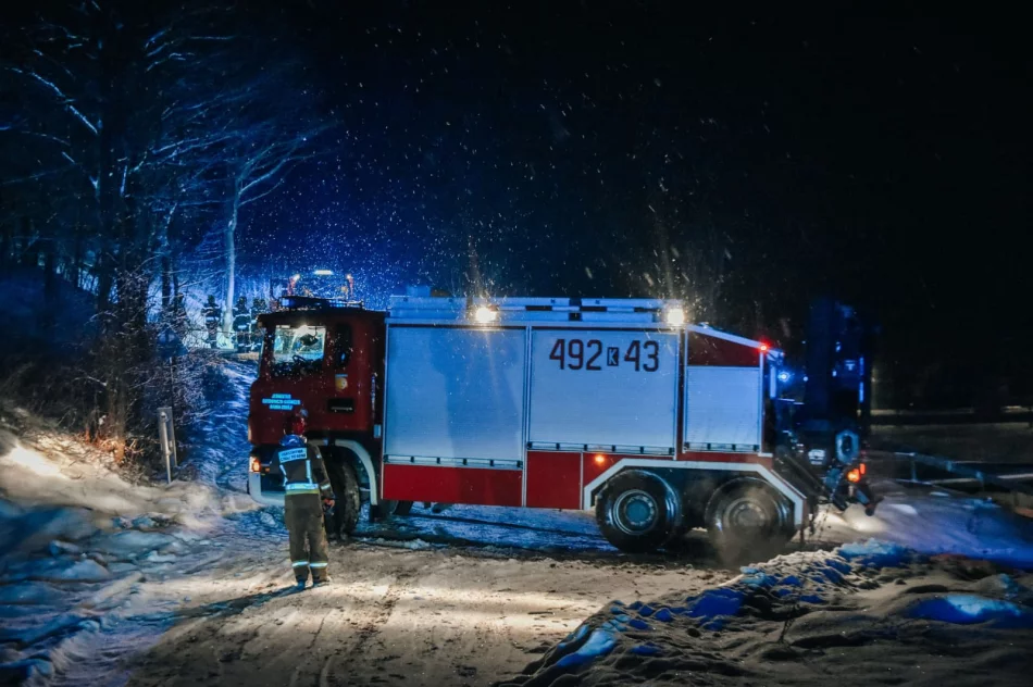 Auto zawisło na skarpie - zdjęcie 6