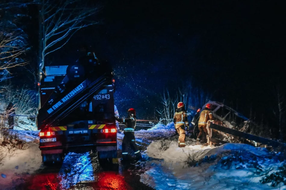 Auto zawisło na skarpie - zdjęcie 8