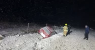 Auto w rowie, kierowca uwięziony w pojeździe - zdjęcie 2