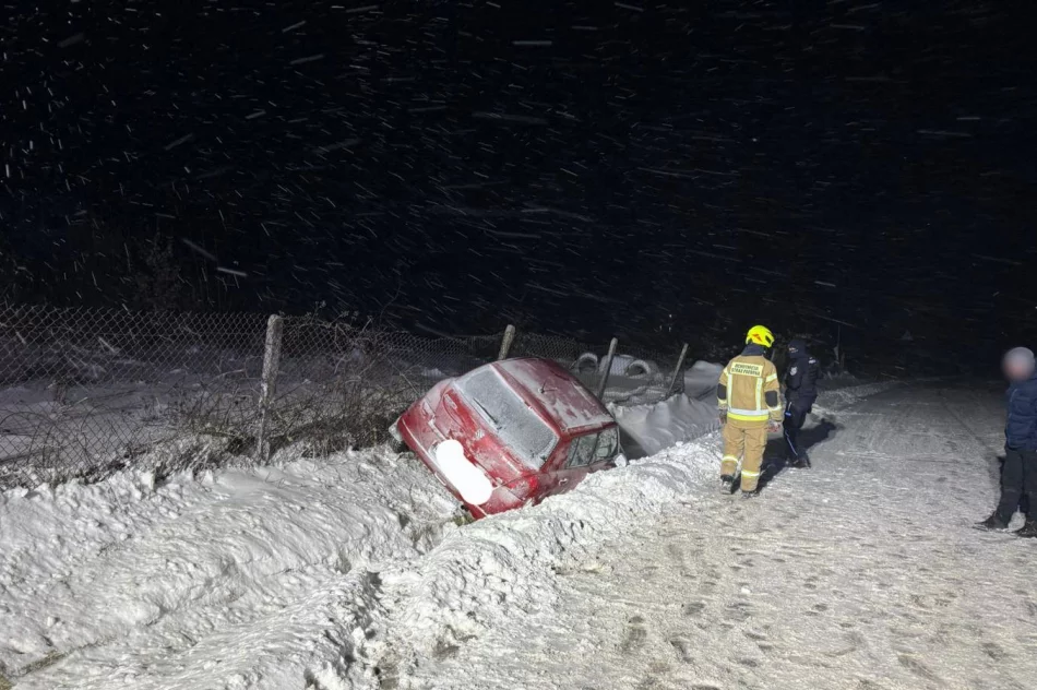 Auto w rowie, kierowca uwięziony w pojeździe - zdjęcie 2