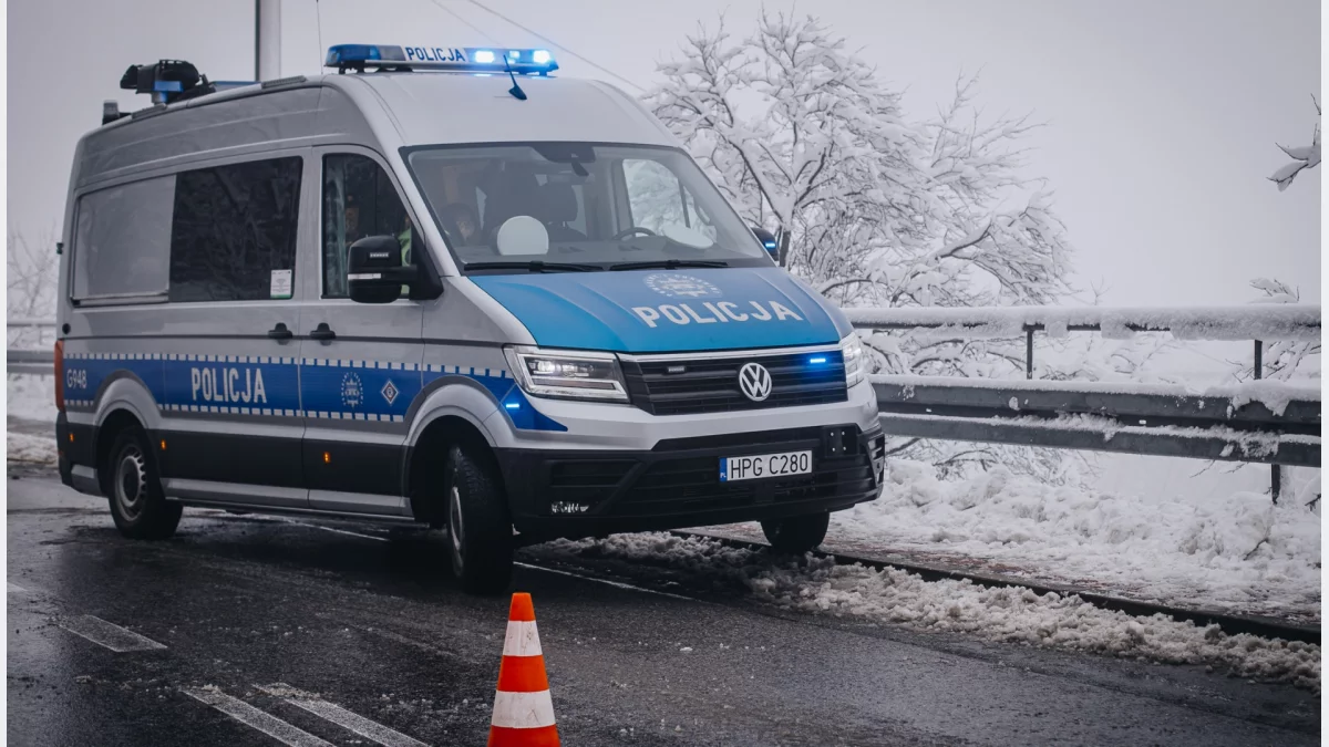 Radiowóz wydziału ruchu drogowego Komendy Powiatowej Policji w Limanowej w zimowych warunkach