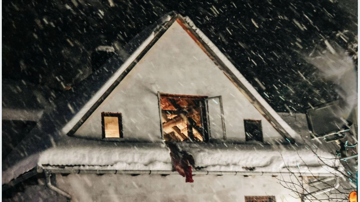 Pożar poddasza domu w Glisnem/fot.: OSP Mszana Dolna
