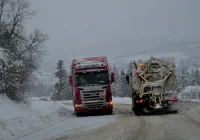 Ciężarówki utknęły na DW968, drogi bieleją w oczach - zdjęcie główne