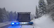 Ciężarówki utknęły na DW968, drogi bieleją w oczach - zdjęcie 2
