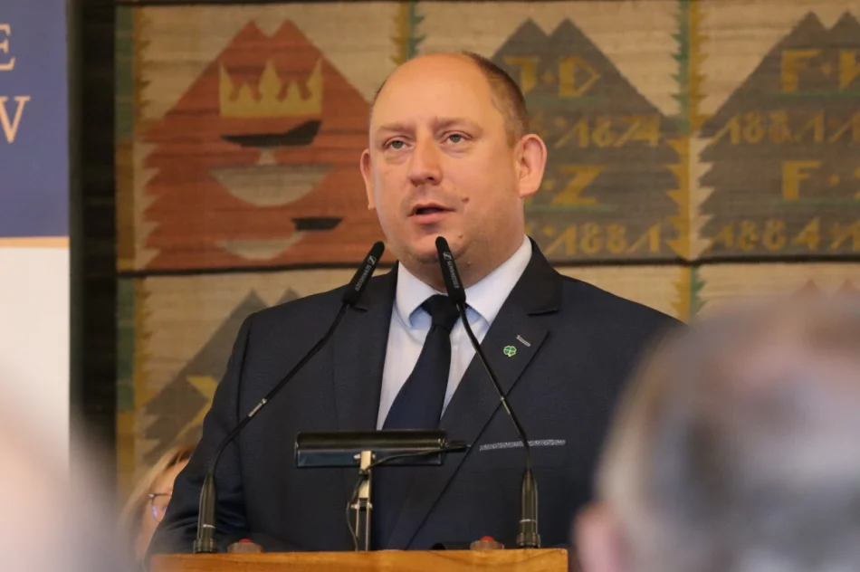 „Trzeba rozpoznawać dobro”. Kard. Grzegorz Ryś i wicepremier u samorządowców - zdjęcie 11