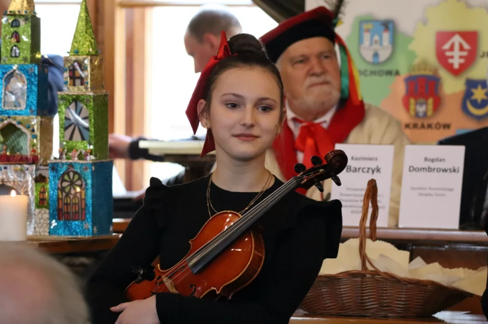„Trzeba rozpoznawać dobro”. Kard. Grzegorz Ryś i wicepremier u samorządowców - zdjęcie 12