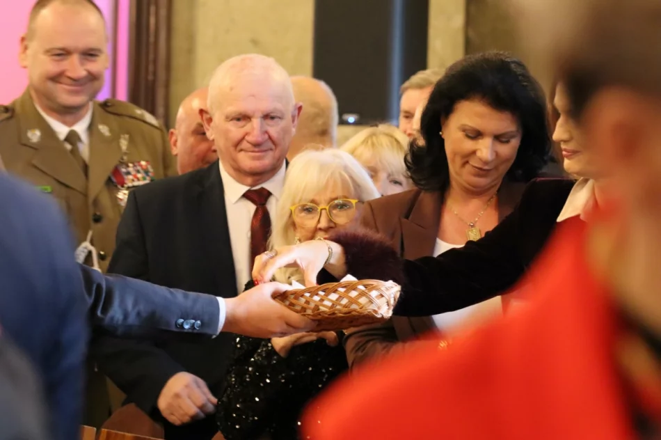 „Trzeba rozpoznawać dobro”. Kard. Grzegorz Ryś i wicepremier u samorządowców - zdjęcie 19