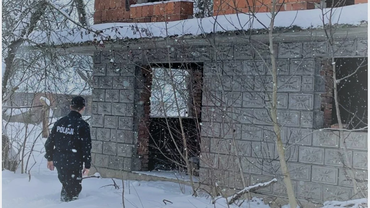 Policjanci sprawdzają pustostany. Dzielnicowy w śniegu szukał potrzebujących