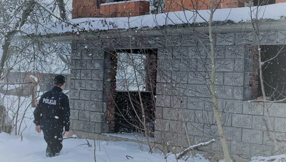Policjanci sprawdzają pustostany. Dzielnicowy w śniegu szukał potrzebujących - zdjęcie 1