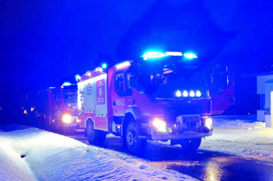 Nocny pożar samochodu. Właściciel sam ruszył do walki z ogniem - zdjęcie 5