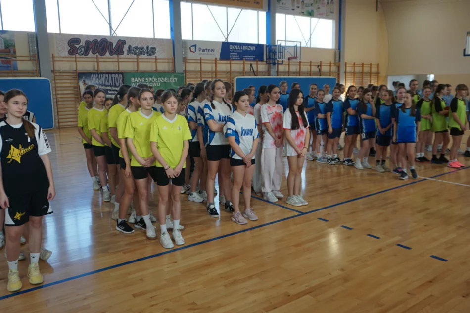 Zacięta walka o mistrzostwo powiatu w koszykarskiej rywalizacji - zdjęcie 3