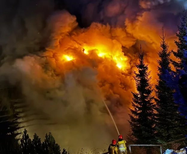 Małopolska: Strażacy ugasili pożar budynku w kompleksie hotelowym - zdjęcie główne