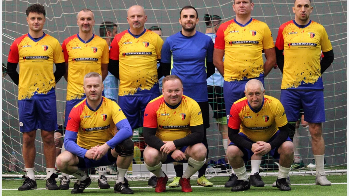 Oldboye Limanovii z trudnościami na sztucznej nawierzchni/Fot. Oldboys Limanovia Limanowa