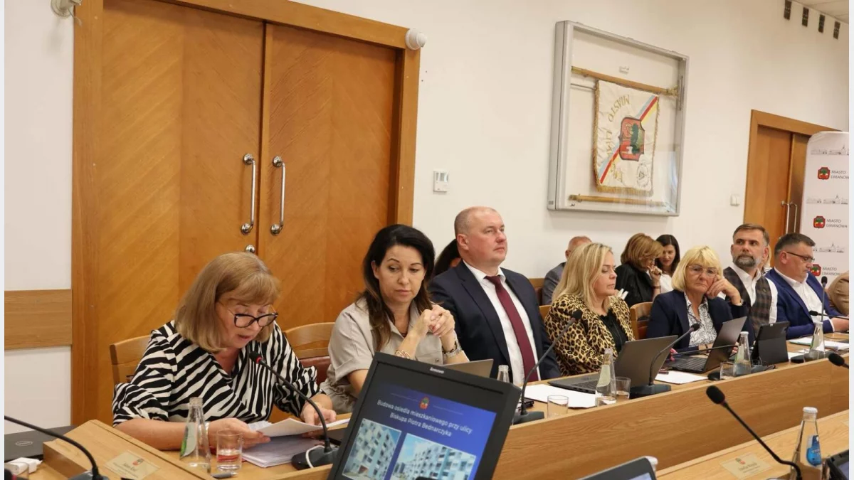 Sesja Rady Miasta, na ścianie gablota z dotychczasowym sztandarem Limanowej/fot.: arch. UM Limanowa