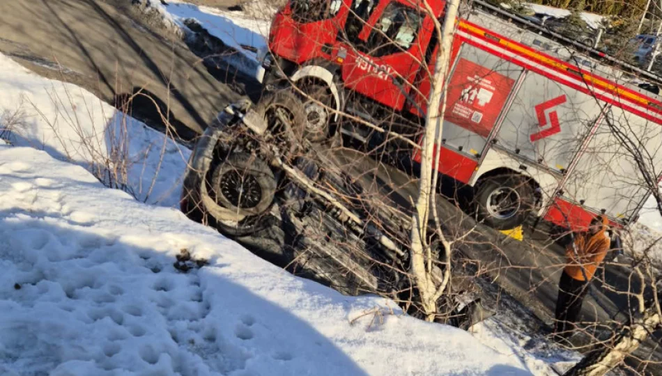 Groźne dachowanie osobówki. Kobieta z dzieckiem pod opieką ratowników - zdjęcie 1