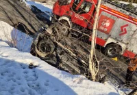 Groźne dachowanie osobówki. Kobieta z dzieckiem pod opieką ratowników - zdjęcie główne