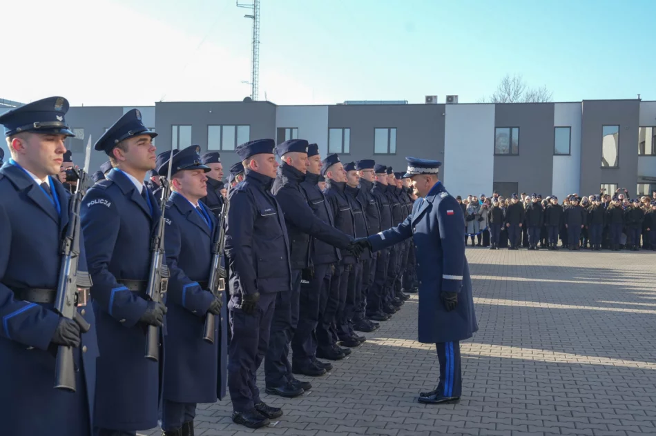 Szeregi małopolskiej policji zasiliło 90 funkcjonariuszy. Jeden trafi do nas - zdjęcie 11