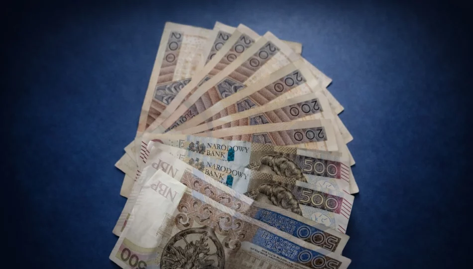 Gotówka przy bankomacie. Znalazca oddał ją policji - zdjęcie 1