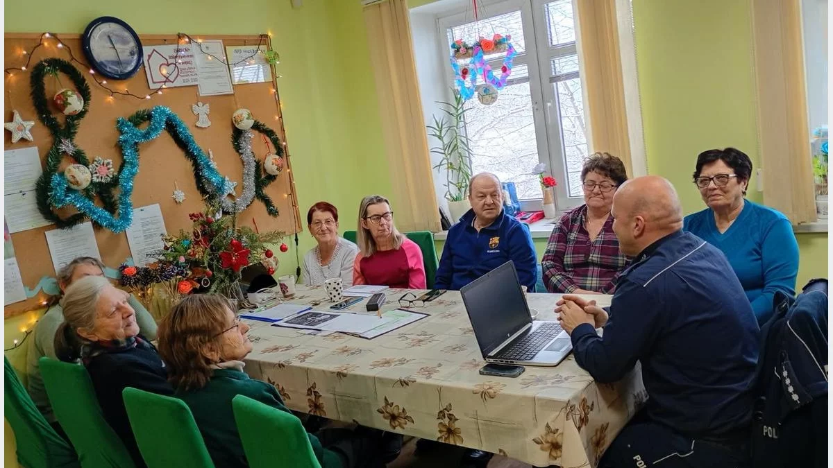 Spotkanie policjanta z seniorami/fot.: KPP Limanowa