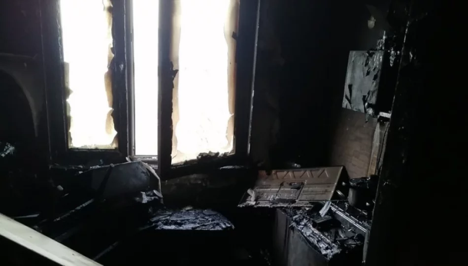 Policjant wyniósł mężczyznę z płonącego mieszkania, nie żyje 81-latka - zdjęcie 1