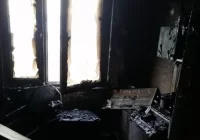 Policjant wyniósł mężczyznę z płonącego mieszkania, nie żyje 81-latka - zdjęcie główne