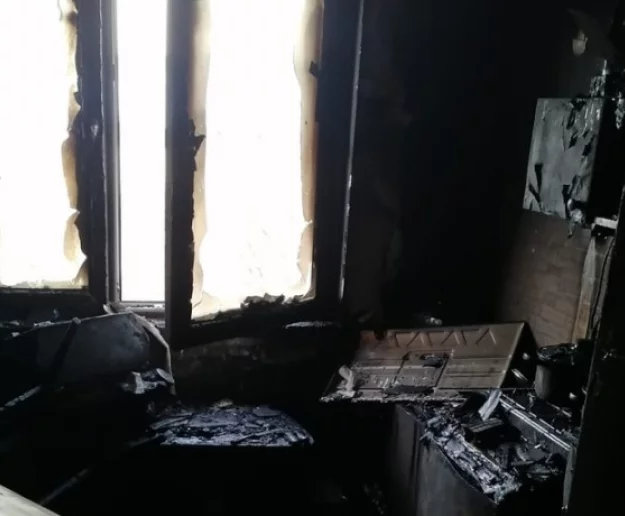 Policjant wyniósł mężczyznę z płonącego mieszkania, nie żyje 81-latka - zdjęcie główne