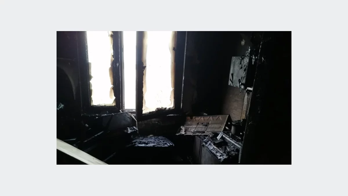 Policjant wyniósł mężczyznę z płonącego mieszkania, nie żyje 81-latka