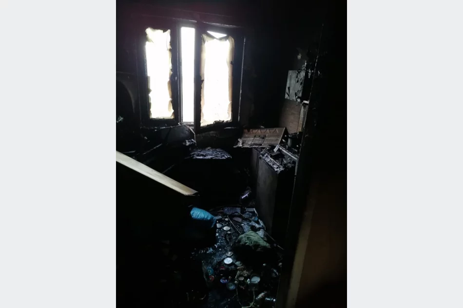 Policjant wyniósł mężczyznę z płonącego mieszkania, nie żyje 81-latka - zdjęcie 3