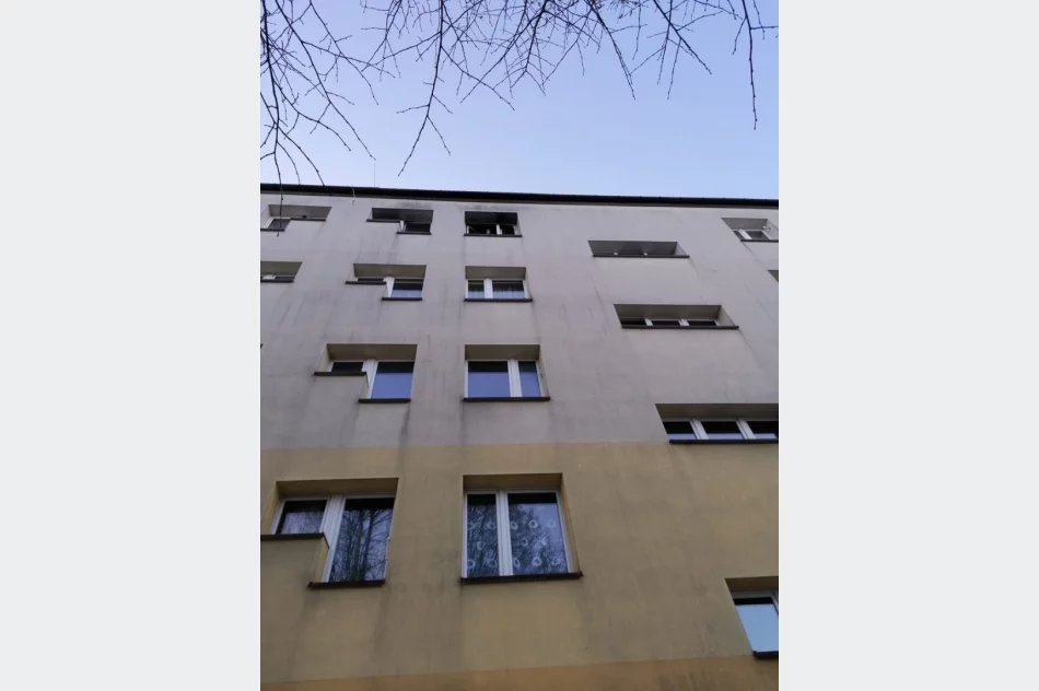 Policjant wyniósł mężczyznę z płonącego mieszkania, nie żyje 81-latka - zdjęcie 4