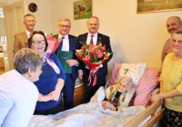 Praca, aktywność, bliskość natury - pani Helena ma już 100 lat - zdjęcie główne