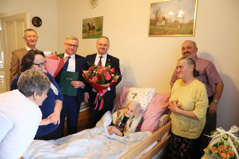 Praca, aktywność, bliskość natury - pani Helena ma już 100 lat - zdjęcie 2