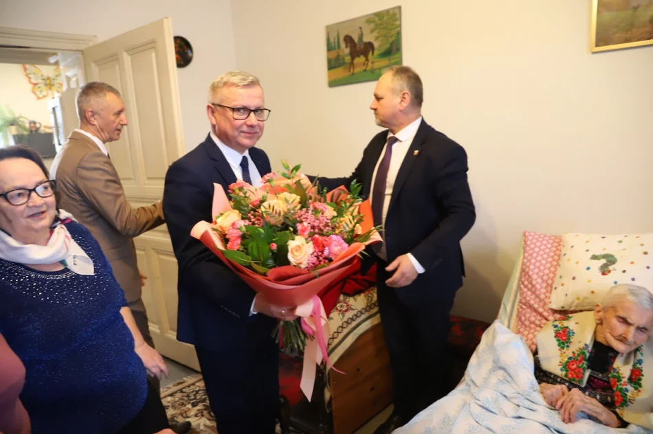 Praca, aktywność, bliskość natury - pani Helena ma już 100 lat - zdjęcie 6
