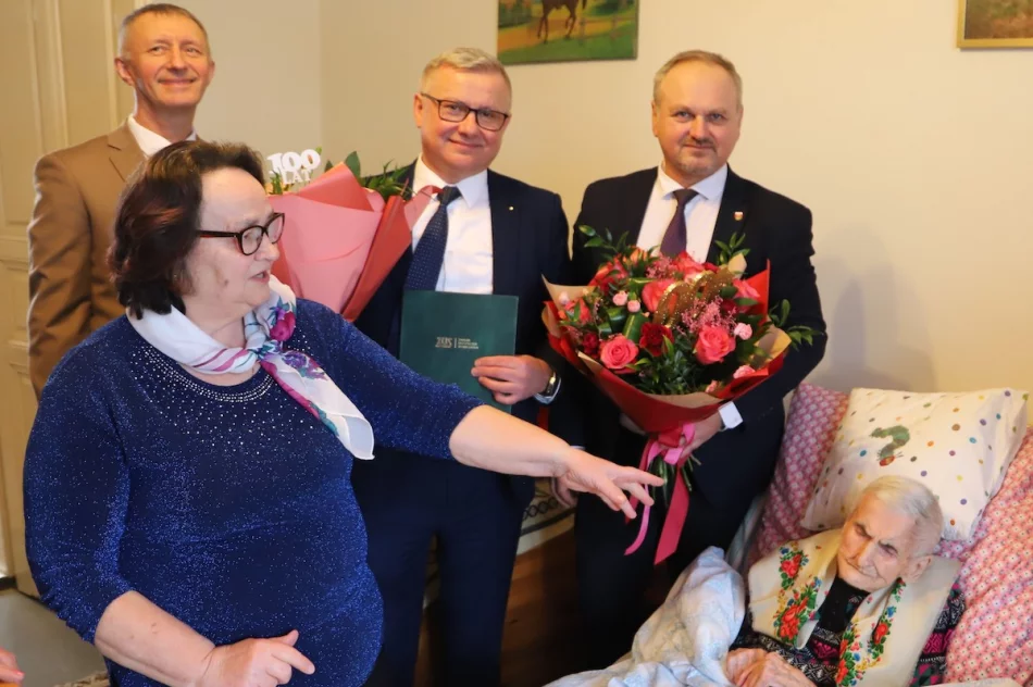 Praca, aktywność, bliskość natury - pani Helena ma już 100 lat - zdjęcie 12