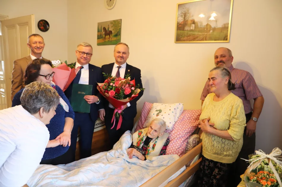 Praca, aktywność, bliskość natury - pani Helena ma już 100 lat - zdjęcie 13