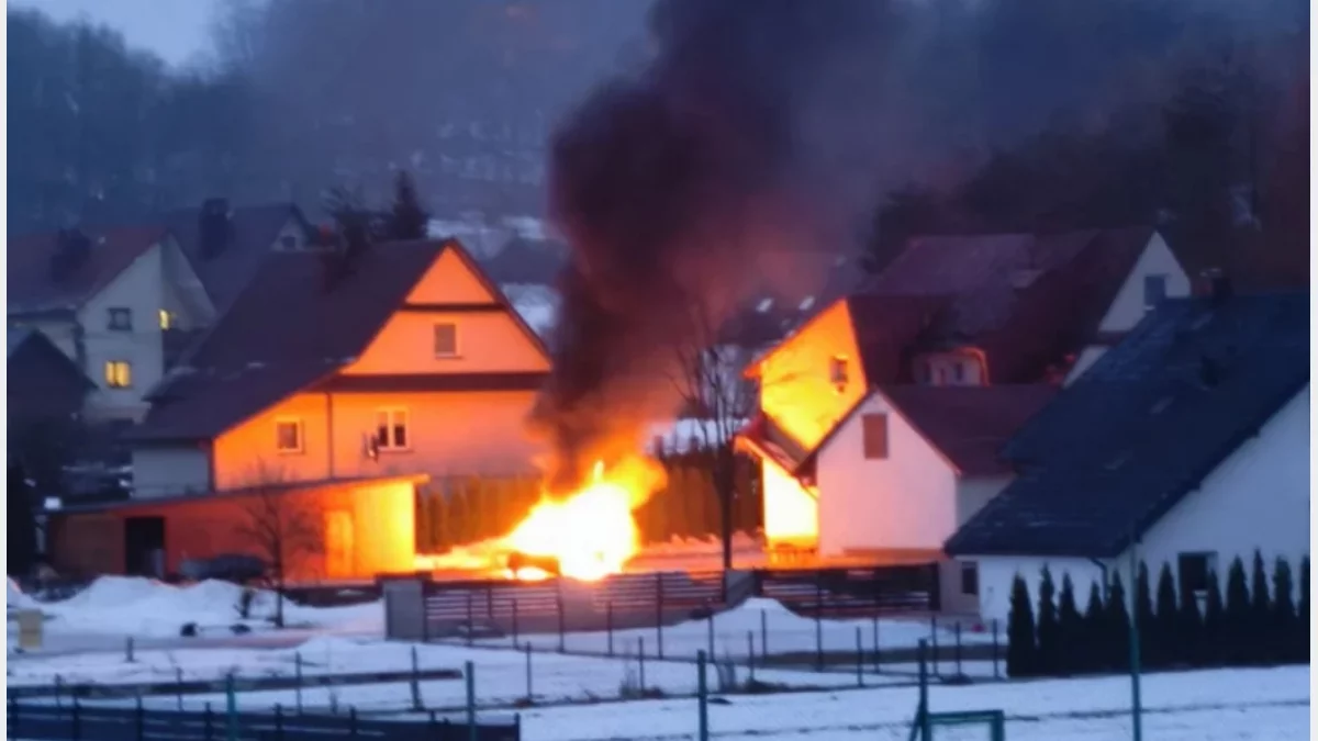 Pożar samochodu. Szybka akcja strażaków zapobiegła tragedii