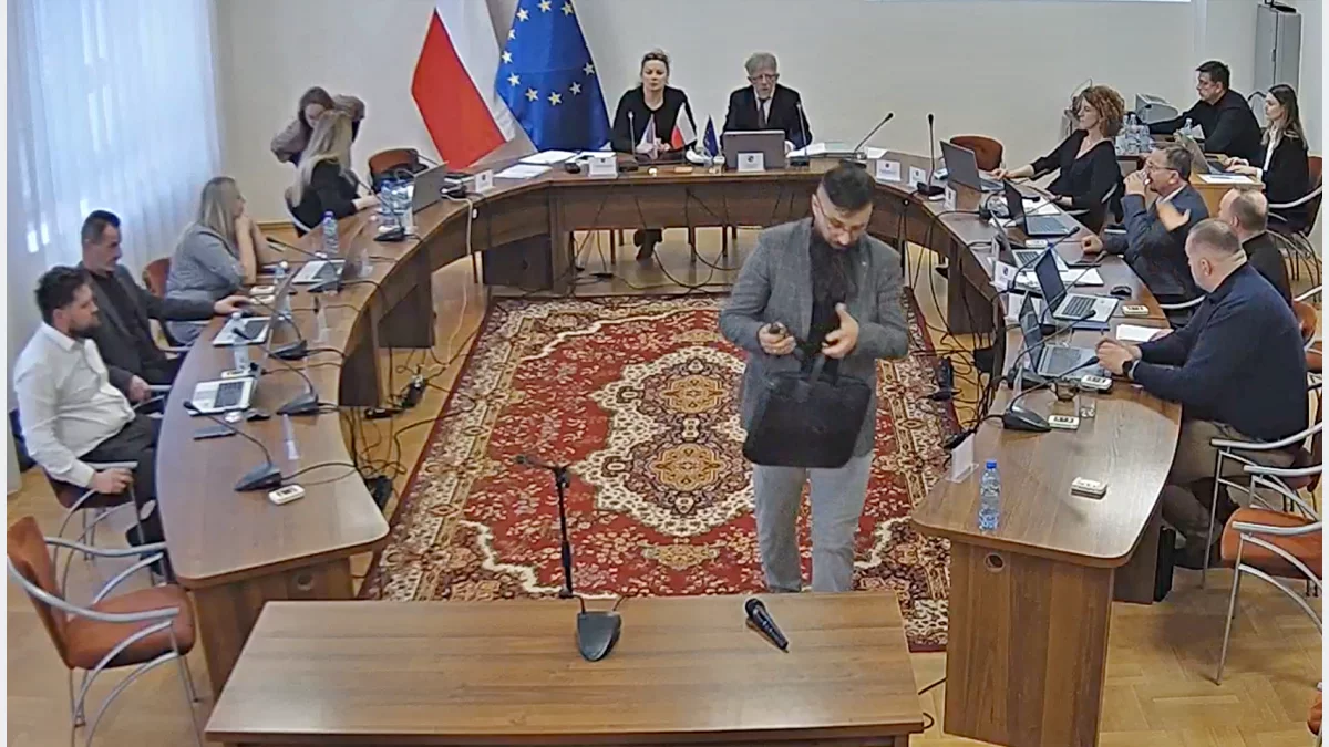Remis w głosowaniu, wójt wyszedł z sesji. Brak zgody na zakup GS